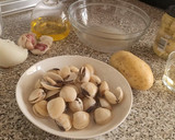 Foto del paso 1 de la receta: Alcachofas con patatas y almejas