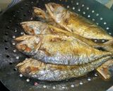 Foto langkah ke 1 dari resep Tumis Ikan Asin Peda Cabe Hijau.