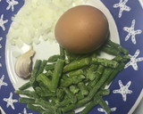 Foto del paso 1 de la receta: Tostadas con revuelto de espárragos, cebolla tierna y ajo