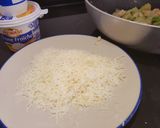 A picture of step 3 of Spaghetti with creamy avocado and prawns.
