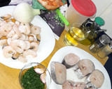 Foto del paso 1 de la receta: Merluza en salsa de marisco