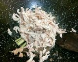 Foto langkah ke 2 dari resep Ayam Suwir Masak Tomyam.