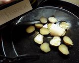 Foto del paso 2 de la receta: Papines encebollados y pollo