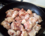 Foto del paso 1 de la receta: Pollo troceado agridulce con láminas fritas de plátano verde