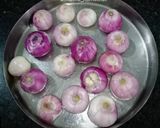 A picture of step 1 of Whole Onion Sabji.