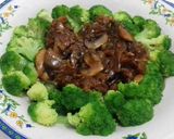 Foto langkah ke 4 dari resep Brokoli jamur cah sapi lada hitam.