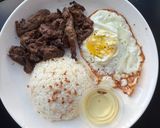 A picture of step 8 of Garlic rice with lemongrass pork and fried egg.