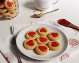 Foto langkah ke 3 dari resep Strawberry Heart Cookies.