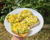 Foto del paso 4 de la receta: Tostón con Palta y Huevo
