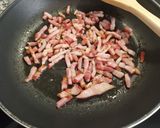 Foto del paso 4 de la receta Pizza de espinacas, cebolla, bacon y aceitunas negras