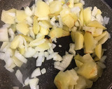 Foto del paso 1 de la receta: Tortilla de patata y cebolla estilo pizza