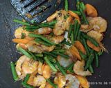 Foto langkah ke 2 dari resep Tumis Udang Bumbu Kuning.