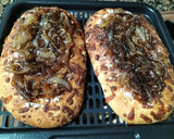 Foto del paso 4 de la receta: Focaccia con cebolla caramelizada y chistorra