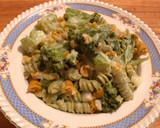 Foto del paso 5 de la receta: Fideos tricolor con salsa blanca saborizada, brócoli y queso