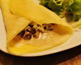 Une image de l'étape 4 de Crêpe salée : champignons, crème, œuf et fromage râpé.