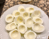 Foto del paso 2 de la receta: Huevos rellenos con gula, aguacate y langostinos