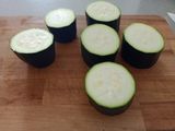 Timbal de calabacín relleno de verduras y pollo especiado