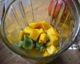 Une image de l'étape 1 de Smoothie mangue, kiwi et eau de coco.
