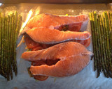Foto del paso 8 de la receta: Salmón con verduras sobre cama de tomate