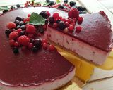 Foto del passaggio 9 della ricetta Cheesecake ai frutti di bosco senza cottura