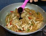 Foto langkah ke 6 dari resep Tumis tempe tahu pedas.