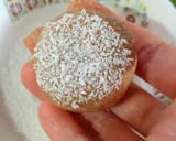 Foto del paso 2 de la receta: Pepas de coco y mermelada de frutilla😋