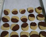 A picture of step 11 of Marble chocolate cookies.