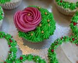 A picture of step 6 of Christmas Wreath Cupcakes.