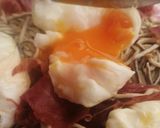 Foto del paso 7 de la receta: Revuelto de gulas con langostinos y jamón