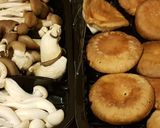 Foto del paso 1 de la receta: Tallarines frescos con variado de setas con salsa roja