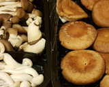 Foto del paso 1 de la receta: Tallarines frescos con variado de setas con salsa roja