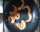 Foto del paso 1 de la receta: Aguacates rellenos de gambas y cherrys