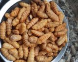 Hình bước làm 1 của món Nhộng tằm rang lá chanh