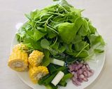 Foto langkah ke 2 dari resep Sayur bening jagung dan bayam.