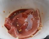 Foto del paso 1 de la receta: Empanado de cerdo macerado en soja, con guarnición de cardo