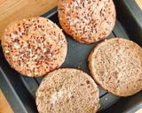Hình bước làm 2 của món Burger Nguyên Cám Kẹp Gà Tây Gia Vị Ý