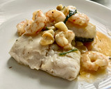 Foto del paso 11 de la receta: Supremas de merluza y gambones, al vino blanco, con ajos y aove