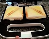 Foto langkah ke 4 dari resep Mozzarella Grilled Cheese.