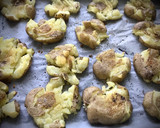 Foto del paso 2 de la receta: Patatas chafadas y especiadas al horno con yogur