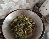 Foto langkah ke 4 dari resep Oseng daun singkong bunga pepaya.