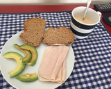 Foto del paso 2 de la receta: Tostadas de pan de espelta con aguacate y pavo