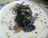 Foto del passaggio 11 della ricetta Tagliolini neri alle vongole