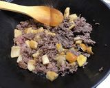 Une image de l'étape 4 de Ramens au bœuf, champignons, tomates, prune et coriandre.