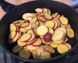 Une image de l'étape 4 de Duo de pommes de terre sautées à l ail et persil.