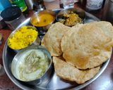पूरी आलू, मीठे चावल और पुदीना रायता रेसिपी चरण 10 फोटो
