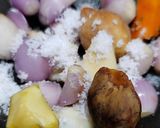 Foto langkah ke 4 dari resep Bubur Ayam Kuah Kuning.