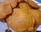 A picture of step 4 of Aalo ke pakoray.