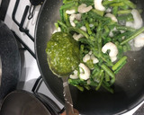 Foto del paso 3 de la receta: Lenguado a la plancha con salteado de trigueros y gambas