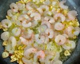 Foto del paso 2 de la receta: Maccheroni con espinacas y gambas al ajillo