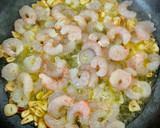 Foto del paso 2 de la receta: Maccheroni con espinacas y gambas al ajillo